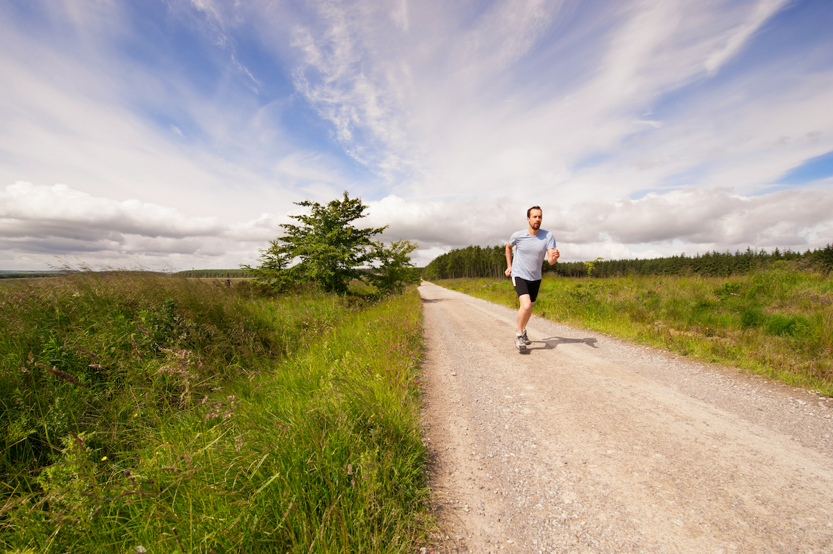 Hombre haciendo trail running